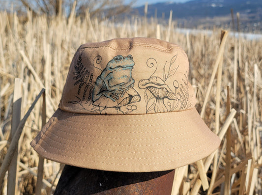 Toad sitting on mushroom Bucket Hat