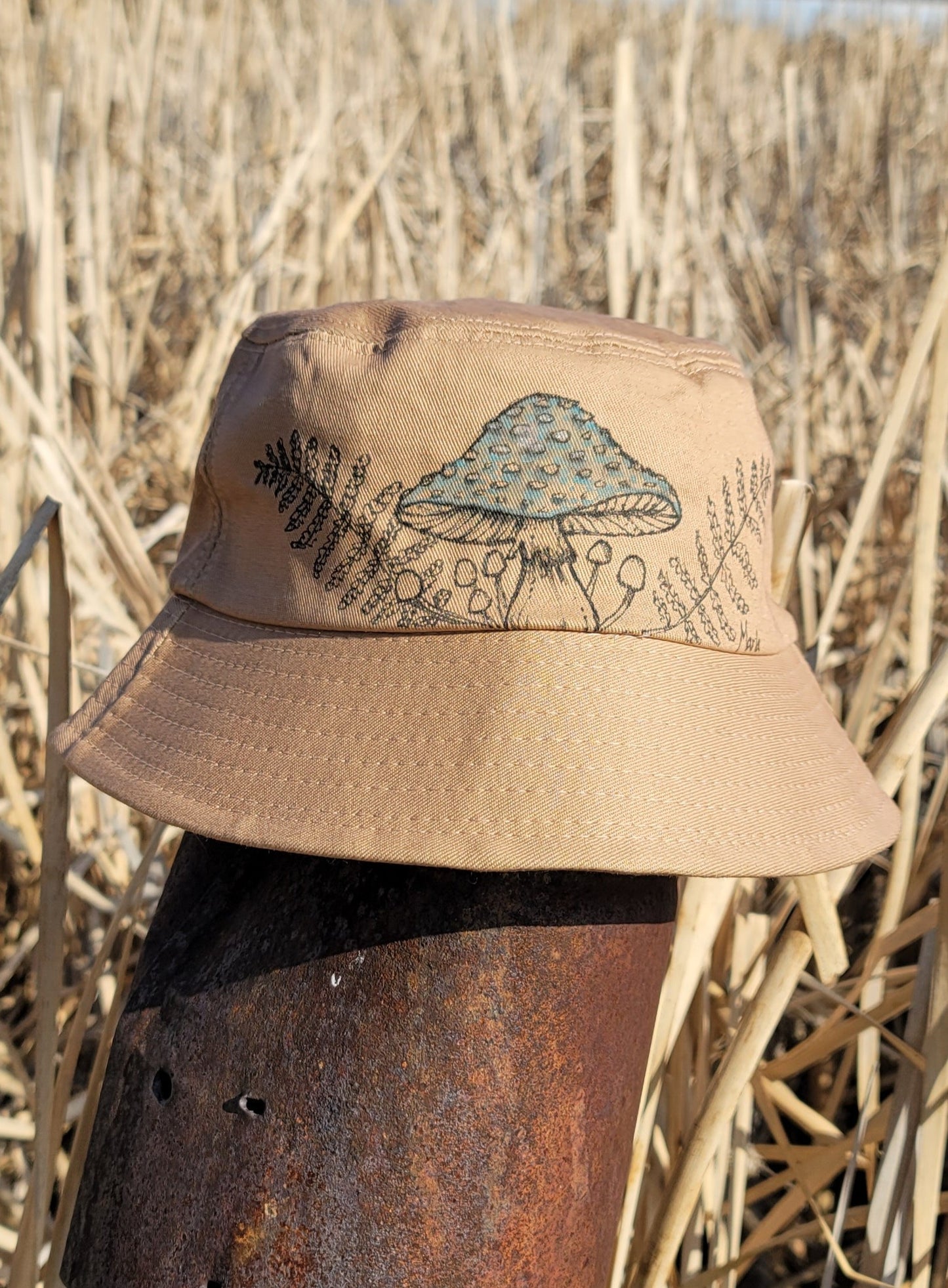 Toad sitting on mushroom Bucket Hat